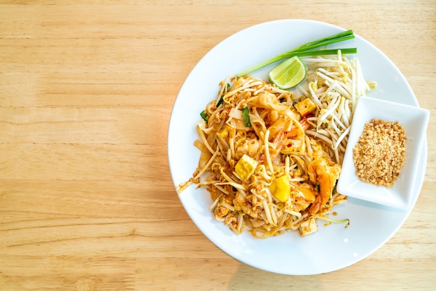 Fideos de arroz frito tailandés con langostinos y gambas