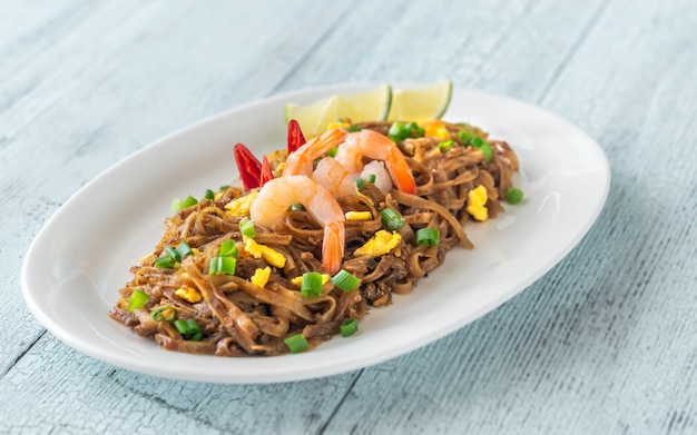 Fideos de arroz frito tailandés en un plato