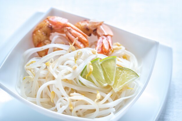 Fideos de arroz con gambas y brotes de soja