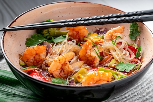 Fideos de arroz con gambas y verduras Cocina asiática