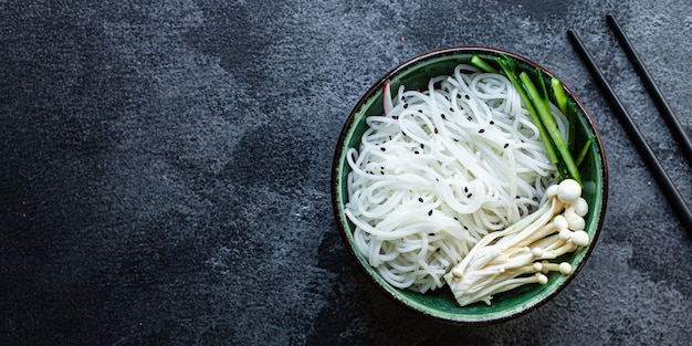 fideos de arroz hongos enoki pasta celofán vegetal sopa de miso ramen funchose pho mariscos