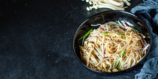 fideos de arroz hongos enoki pasta celofán vegetal sopa de miso ramen funchose pho mariscos