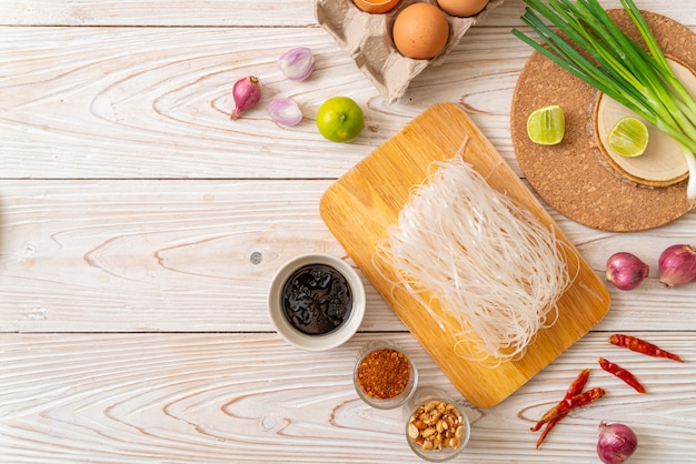 fideos de arroz con ingredientes