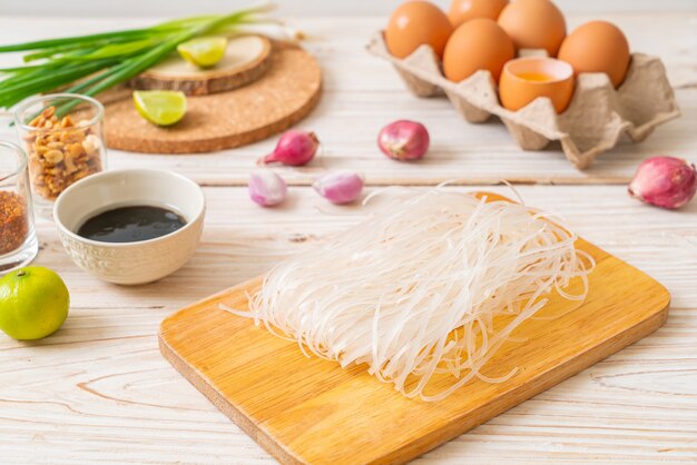 fideos de arroz con ingredientes