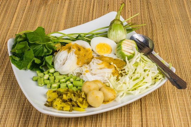 Fideos de arroz locales y salsa de curry con vegetales (Kanom Jeen Nam Ya)