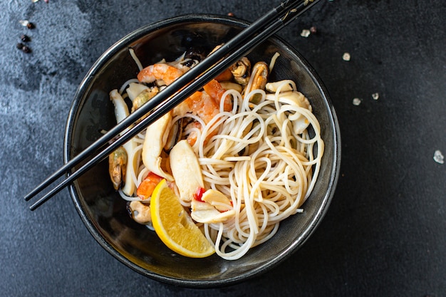 Fideos de arroz marisco pasta celofán camarones, mejillones, calamares