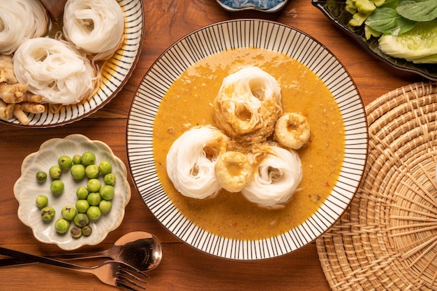 Fideos de arroz o Kkanomjeen namya krati en salsa de pescado al curry con verduras