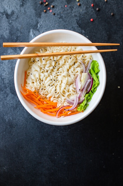 Fideos de arroz o trigo pasta celofán verduras