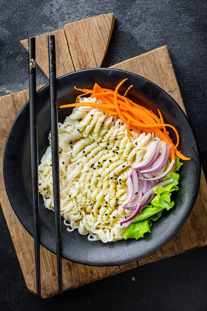 Fideos arroz o trigo verduras pasta celofán