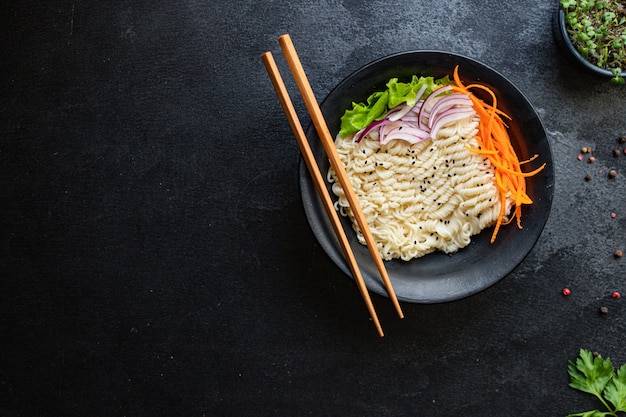 Fideos arroz o trigo verduras pasta celofán