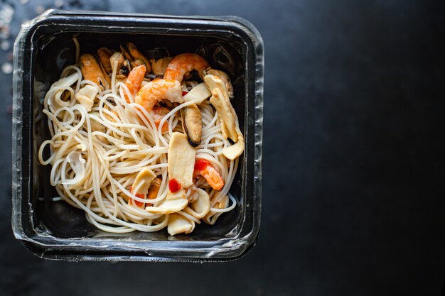 fideos de arroz pasta celofán marisco camarones mejillones calamar comida saludable