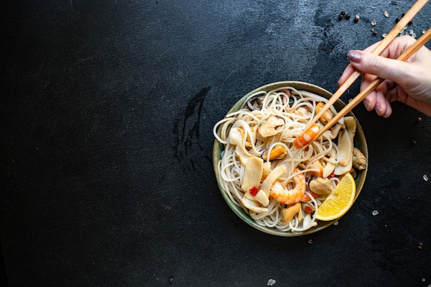 fideos de arroz pasta celofán marisco camarones mejillones calamar comida saludable