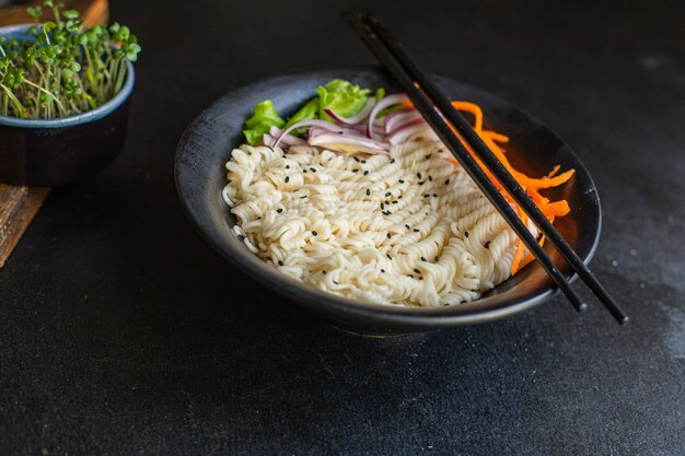 Foto fideos de arroz de pescado o pasta de celofán de vidrio de trigo, mariscos salmón, dieta pescetaria