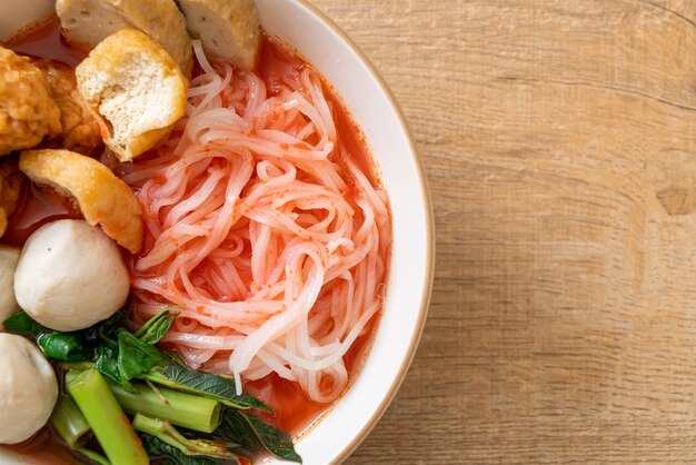 Fideos de arroz planos pequeños con bolas de pescado y bolas de camarones en sopa rosa, Yen Ta Four o Yen Ta Fo - estilo de comida asiática