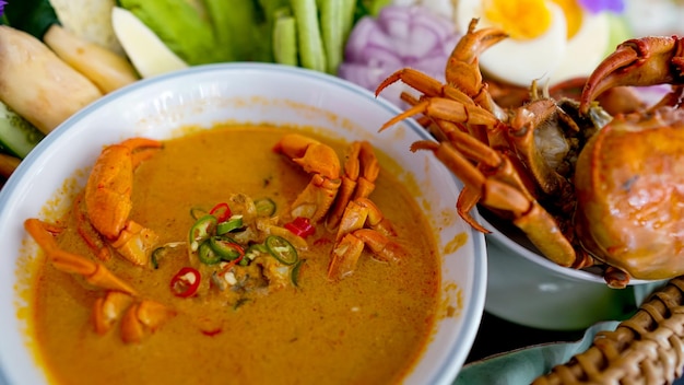 Fideos de arroz en salsa de curry de cangrejo con verduras select focus