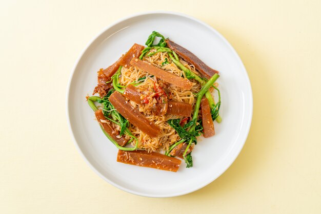 Fideos de arroz salteados con calamares en escabeche