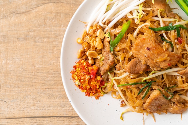 fideos de arroz salteados con carne de cerdo al estilo asiático