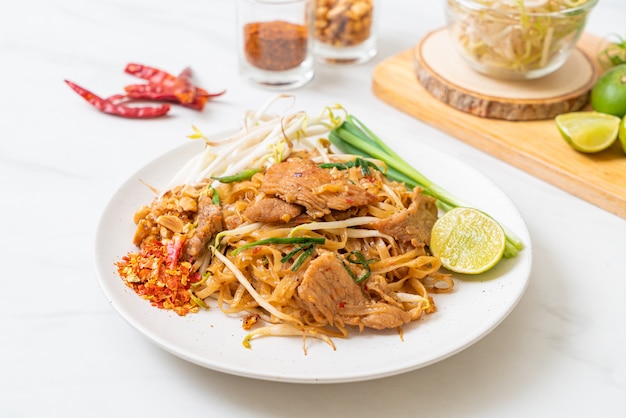 fideos de arroz salteados con carne de cerdo