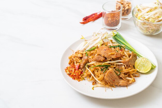 fideos de arroz salteados con carne de cerdo