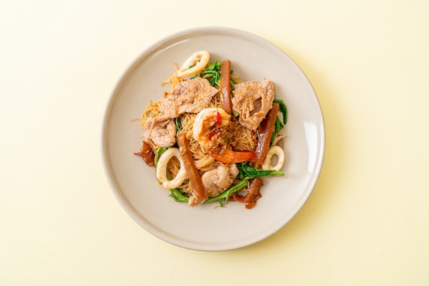 Fideos de arroz salteados con carne mixta