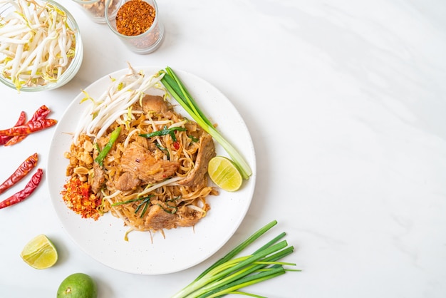 fideos de arroz salteados con cerdo al estilo asiático