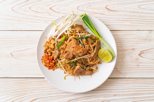 fideos de arroz salteados con cerdo al estilo asiático