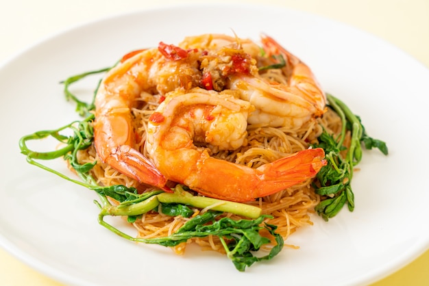 Fideos de arroz salteados con gambas