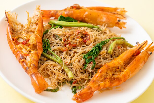 Fideos de arroz salteados con langostinos