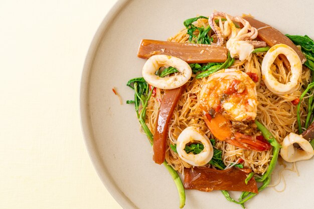 Fideos de arroz salteados con mariscos mixtos