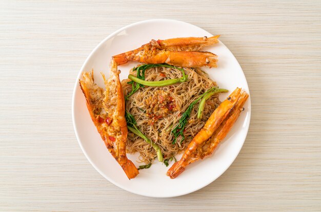 Fideos de arroz salteados y mimosa de agua con langostinos