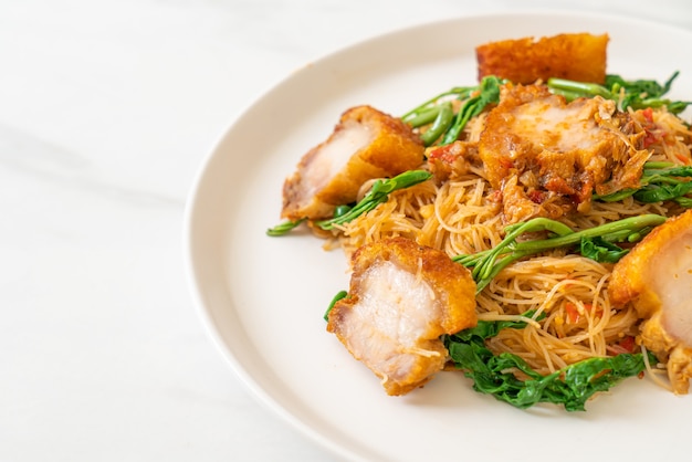 Fideos de arroz salteados y mimosa de agua con panceta crujiente