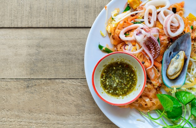 Fideos de arroz salteados (Pad Thai) con camarones, mejillones y calamares.