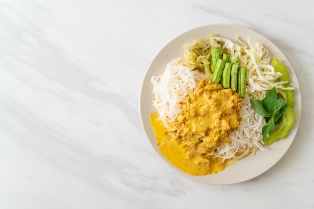 Fideos de arroz tailandeses con curry de cangrejo y verduras variadas: comida sureña local tailandesa