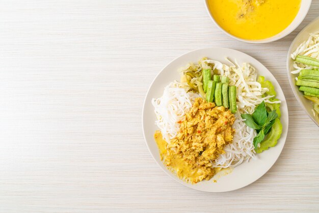 Fideos de arroz tailandeses con curry de cangrejo y verduras variadas: comida sureña local tailandesa