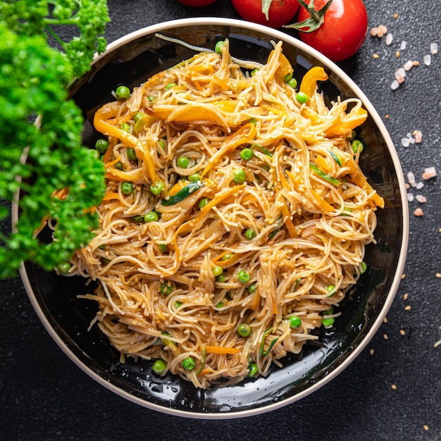 Fideos de arroz vegetal plato asiático fresco funchose comida comida snack en la mesa espacio de copia comida