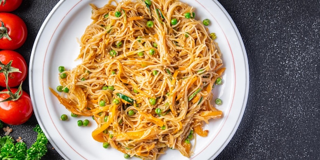 Foto fideos de arroz vegetal plato asiático fresco funchose comida comida snack en la mesa espacio de copia comida