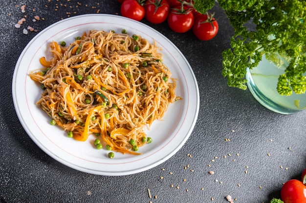 fideos de arroz verduras sin carne plato asiático fresco funchose snack comida comida snack en la mesa