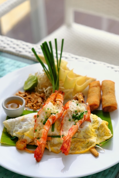 Fideos asiáticos de arroz con camarones en una tortilla