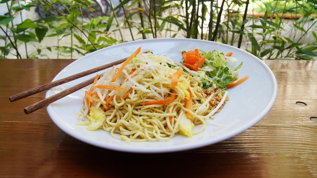 Fideos asiáticos de arroz con verduras.