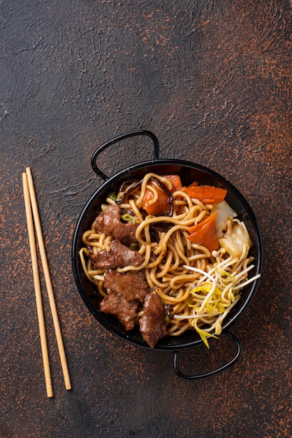 Fideos asiáticos con carne y verduras.