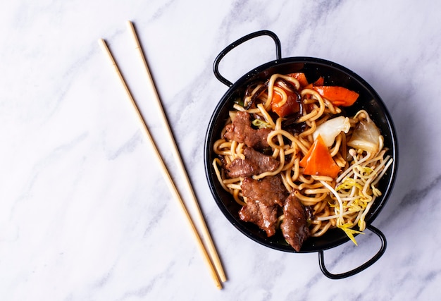 Fideos asiáticos con carne y verduras.