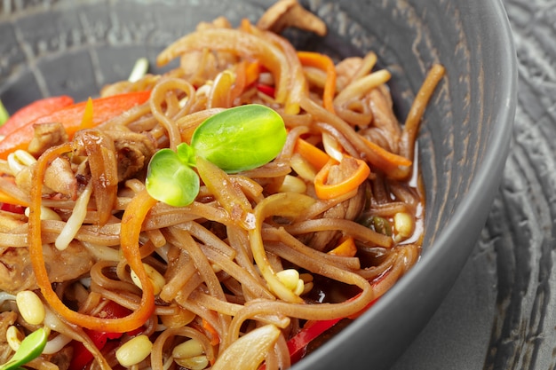 Fideos asiáticos con carne