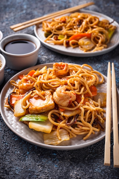 Fideos asiáticos con gambas y verduras.