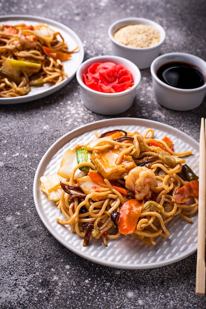 Fideos asiáticos con gambas y verduras.