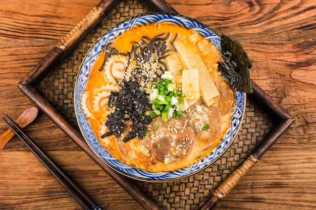 Fideos asiáticos Miso Ramen con fideos fritos con salsa de sepia