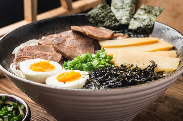 Fideos asiáticos Miso Ramen con huevo, cocina japonesa.