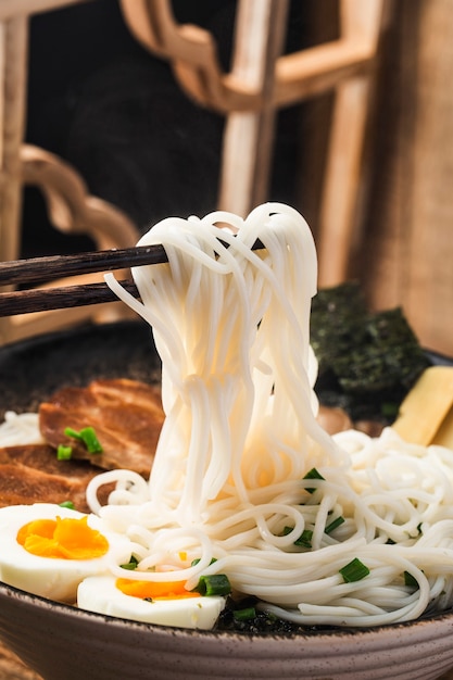 Fideos asiáticos Miso Ramen con huevo, cocina japonesa.