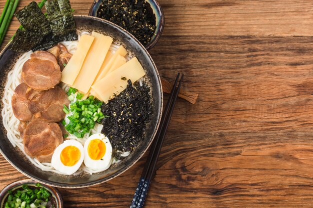 Fideos asiáticos Miso Ramen con huevo, cocina japonesa.