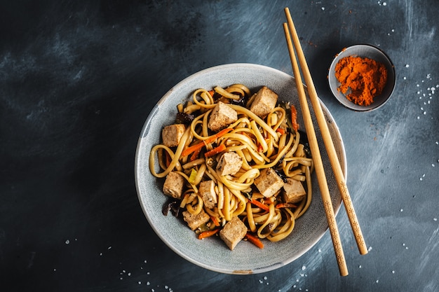 Fideos asiáticos con queso de soja