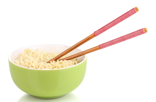 Fideos asiáticos en un recipiente aislado en blanco